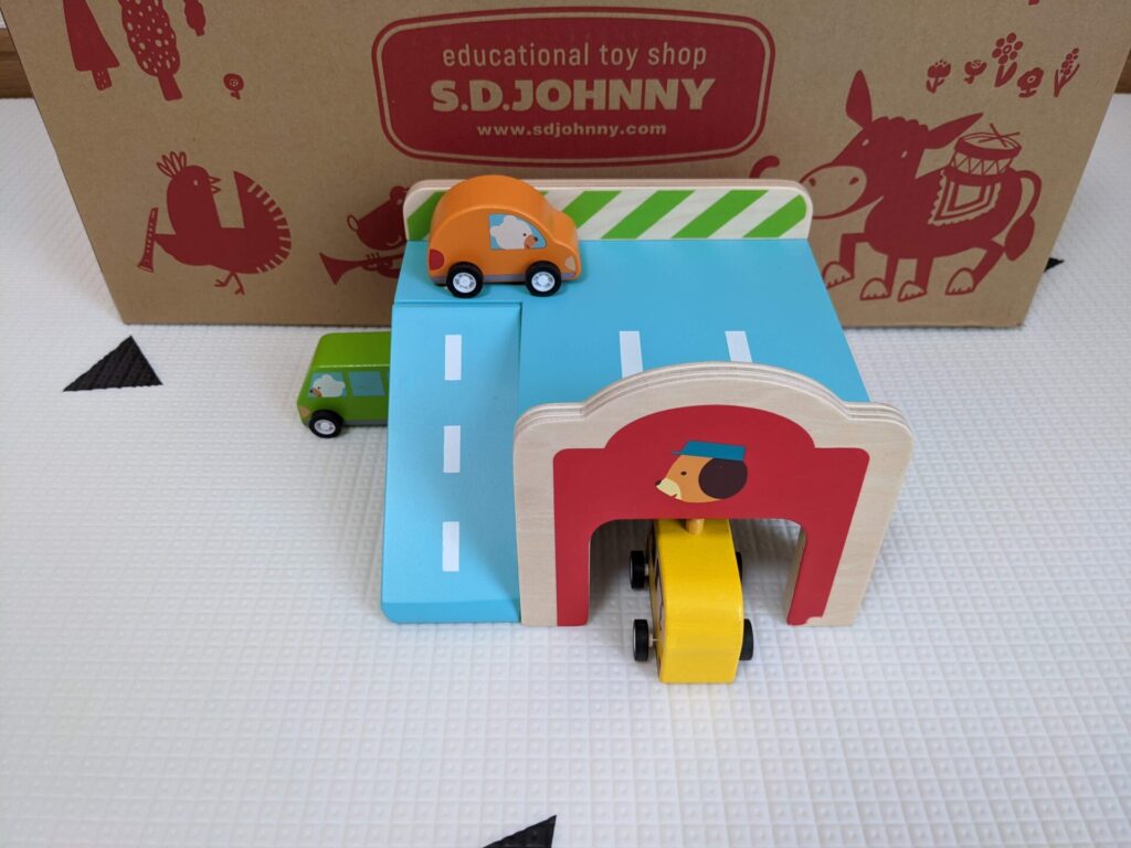 おもちゃのサブスクトイズレンタで届いたミニガレージ01